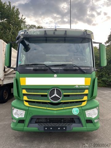 Tenteli düz yataklı kamyon MERCEDES-BENZ Actros 1935