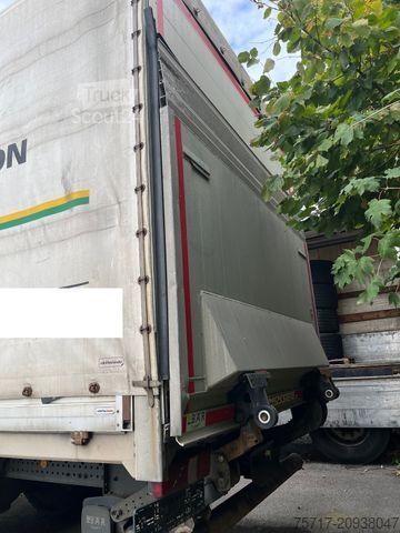 Tenteli düz yataklı kamyon MERCEDES-BENZ Actros 1935