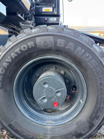 Mobile excavator Komatsu PW-180 11E0