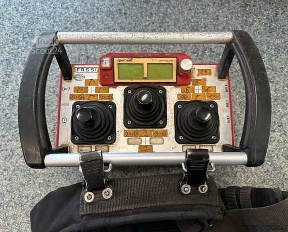 Camião de plataforma SCANIA R450 L 8x4 Fassi F 660 RA 2.28 HE/ Winde/ Funk