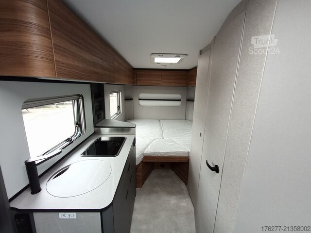 Путешествующий автоприцеп (туристический караван) Eriba NovaLine 442