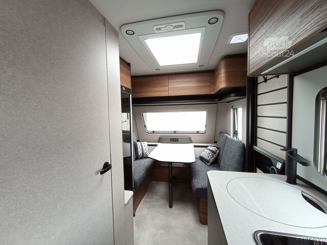 Путешествующий автоприцеп (туристический караван) Eriba NovaLine 442