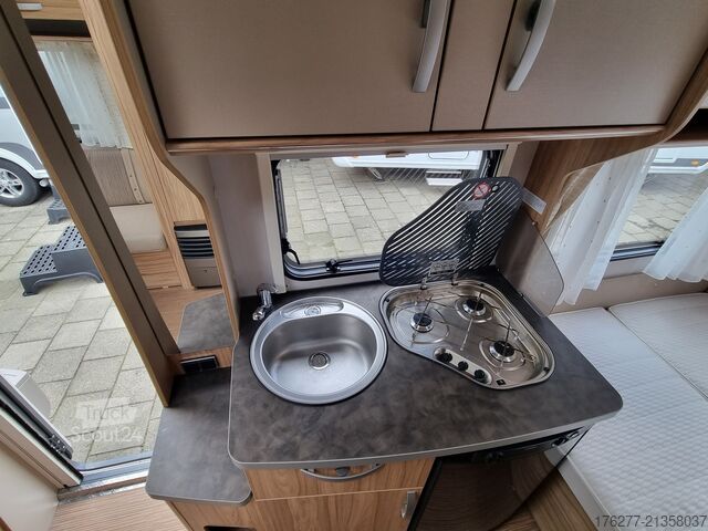 Путешествующий автоприцеп (туристический караван) Eriba Nova Light 425