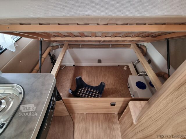 Путешествующий автоприцеп (туристический караван) Eriba Nova Light 425