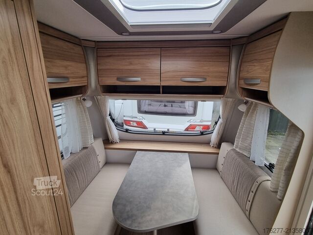 Путешествующий автоприцеп (туристический караван) Eriba Nova Light 425