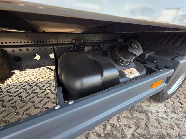 شاحنة صندوقية MERCEDES-BENZ Atego 818 | 3 Sitzen | Ladebordwand