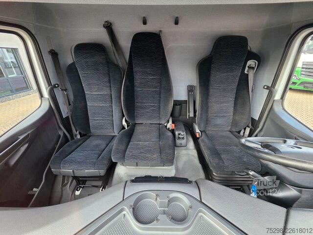 شاحنة صندوقية MERCEDES-BENZ Atego 818 | 3 Sitzen | Ladebordwand