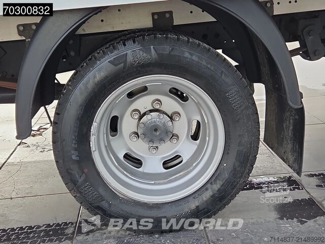 Closed box Iveco Daily 35C16 Camión de doble rueda con Plataform...