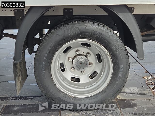 Closed box Iveco Daily 35C16 Camión de doble rueda con Plataform...