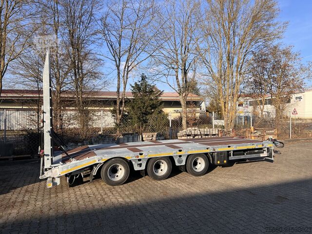 Low loader trailer Möslein TT 34 Zugrohr Gerade  34 t GG Tridem- Tieflader 3 Achs, gelenktNeufahrzeug