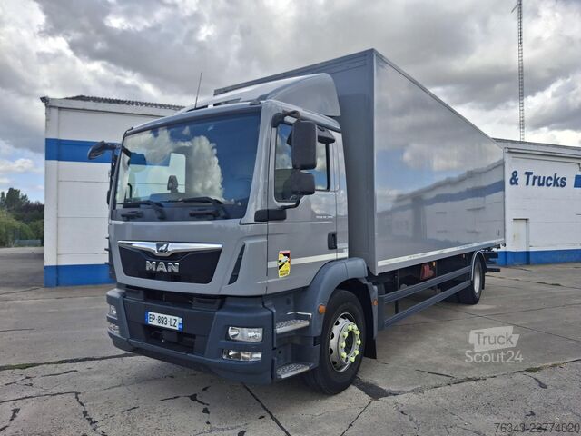 Vrachtwagen met bakwagen MAN TGM 18-290 BL  - E6 - RIDEAU A DROITE