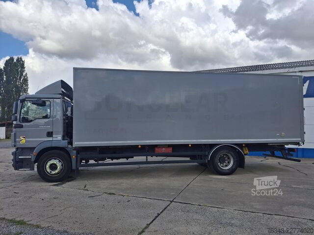 Vrachtwagen met bakwagen MAN TGM 18-290 BL  - E6 - RIDEAU A DROITE
