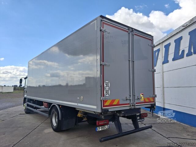 Vrachtwagen met bakwagen MAN TGM 18-290 BL  - E6 - RIDEAU A DROITE