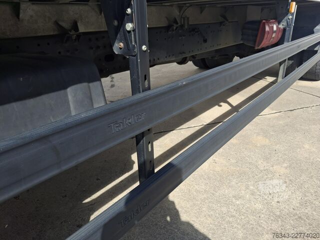 Vrachtwagen met bakwagen MAN TGM 18-290 BL  - E6 - RIDEAU A DROITE
