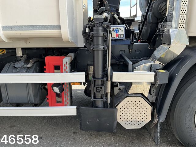 Nosturilla varustettu kippivaunu DAF FA 75 CF 250 Hiab 10 Tonmeter laadkraan
