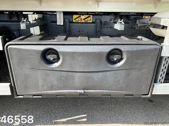 Nosturilla varustettu kippivaunu DAF FA 75 CF 250 Hiab 10 Tonmeter laadkraan