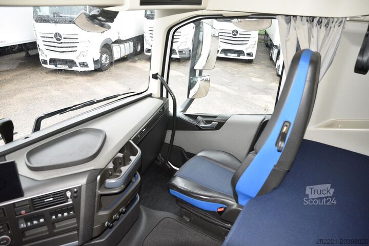 Standard tractor unit VOLVO FH 460 Globetrotter XL Varios i-Save