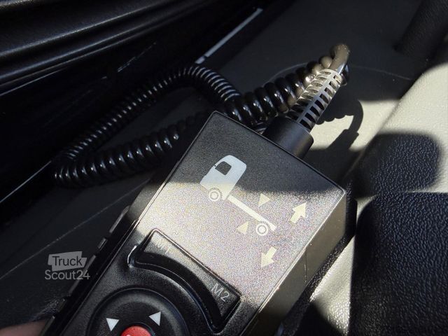 Box van MERCEDES-BENZ ATEGO 818 L Koffer 6,10 m LBW 1 to.*AHK*EURO 6 E