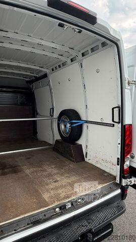 Dobozos furgon IVECO 35S12E V