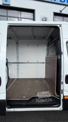 Dobozos furgon IVECO 35S12E V