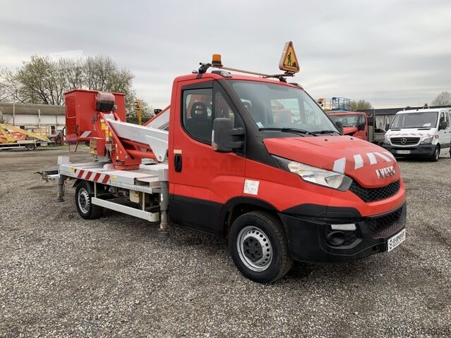 Transporter mit Koffer Iveco Daily Multitel MX170 - 17m - 200 kg