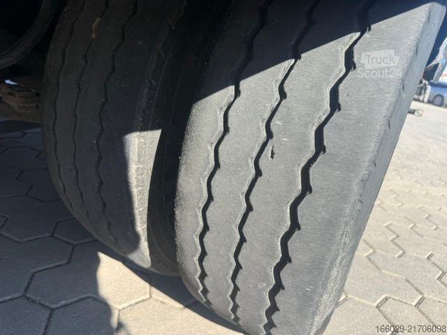 Semiremorcă cu platformă joasă  Wiese 3-Achs Stufensattel Auflieger mit Rampe25T