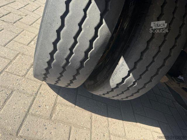 Semiremorcă cu platformă joasă  Wiese 3-Achs Stufensattel Auflieger mit Rampe25T