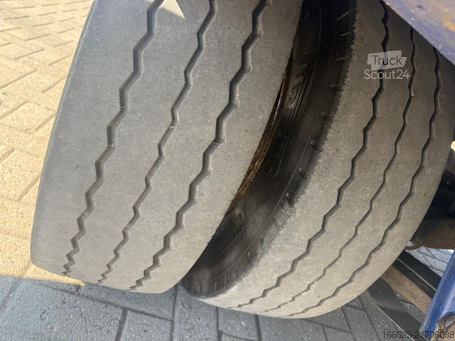 Semiremorcă cu platformă joasă  Wiese 3-Achs Stufensattel Auflieger mit Rampe25T