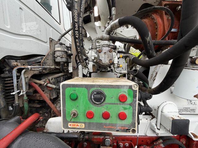 Concrete mixer truck Iveco Trakker 440