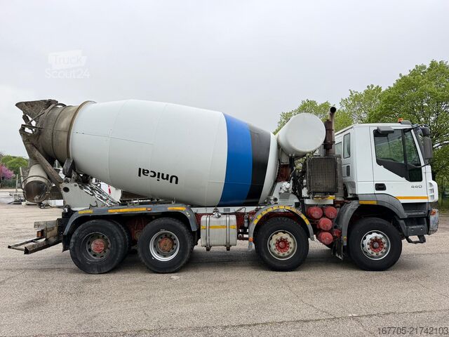 Concrete mixer truck Iveco Trakker 440