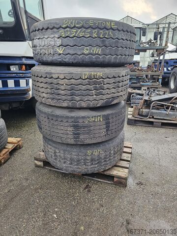 BRIDGESTONE 385/65 R 22.5 na ráfku pro bubnové brzdy. BRIDGESTONE 385/65 R 22.5 ON RIM FOR DRUM BRAKES.