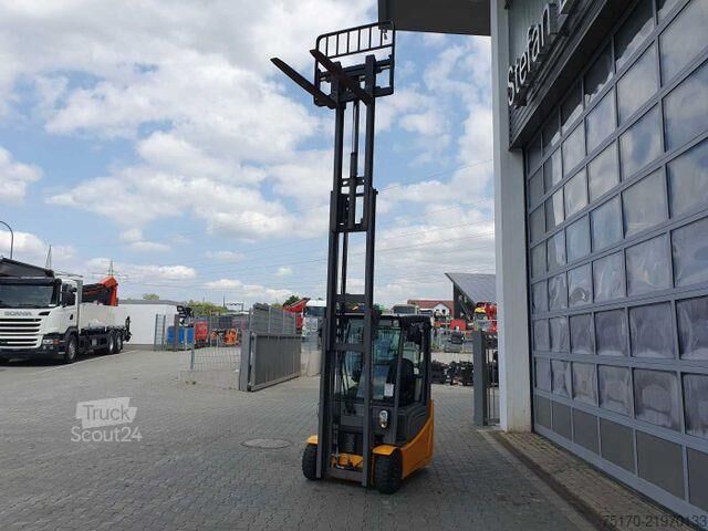 Carrello elevatore Jungheinrich EFG 215 / Triplex: 4.25m! / SS / nur 1.368h!