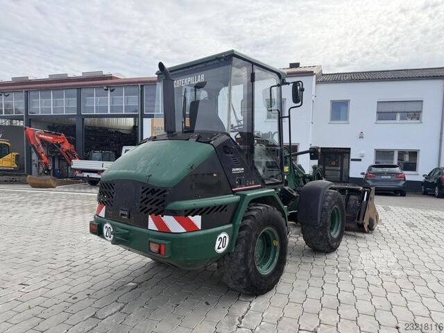Nakladalnik Caterpillar 906