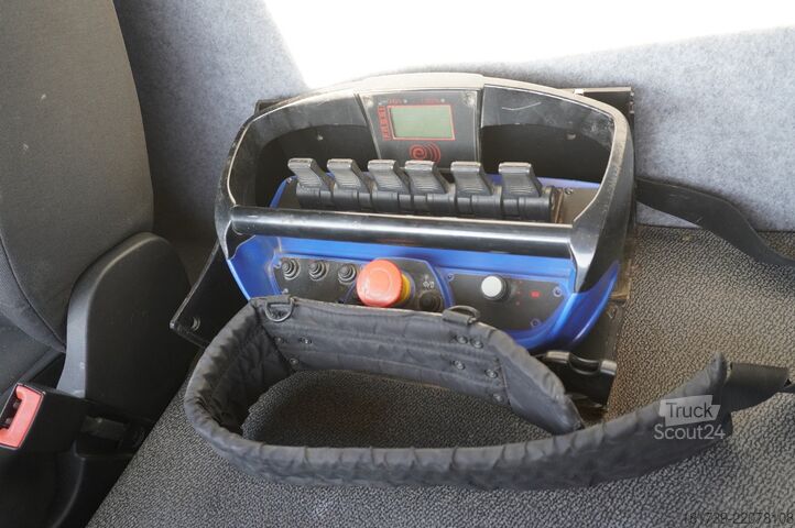 Platforma z žerjavom Renault C280 DTI 8 / HDS Fassi F135A.22 / remote