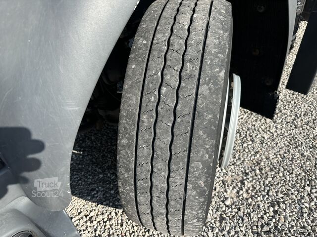 Tovornjak s samooskrbnim vozilom VOLVO FL 250