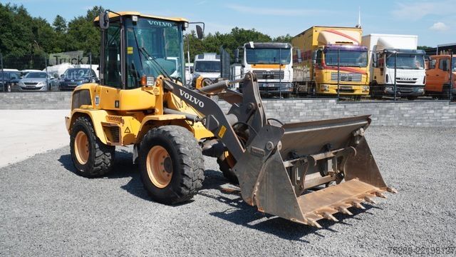 Pala gommata VOLVO L35G Radlader Gabel Schaufel 7200 Kg