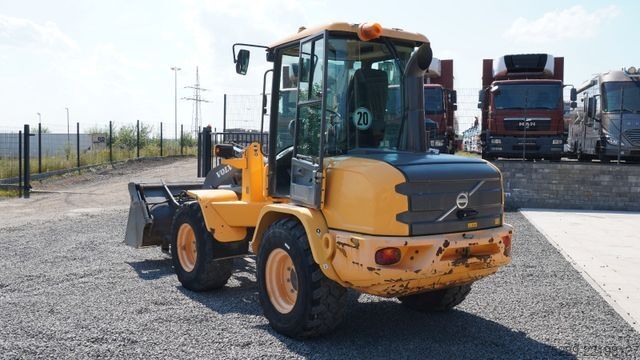 Pala gommata VOLVO L35G Radlader Gabel Schaufel 7200 Kg