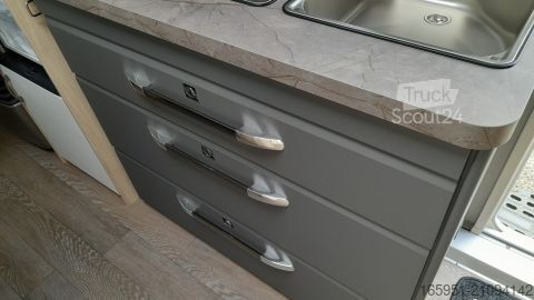 Τροχόσπιτο Hobby De Luxe 490 KMF Modell 2025,  TV-Halter, 1800 kg