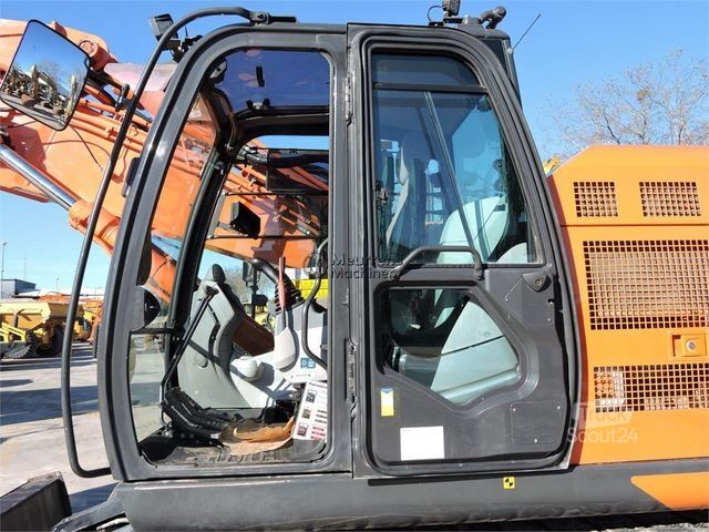 Excavatrice à chaînes HITACHI ZX225