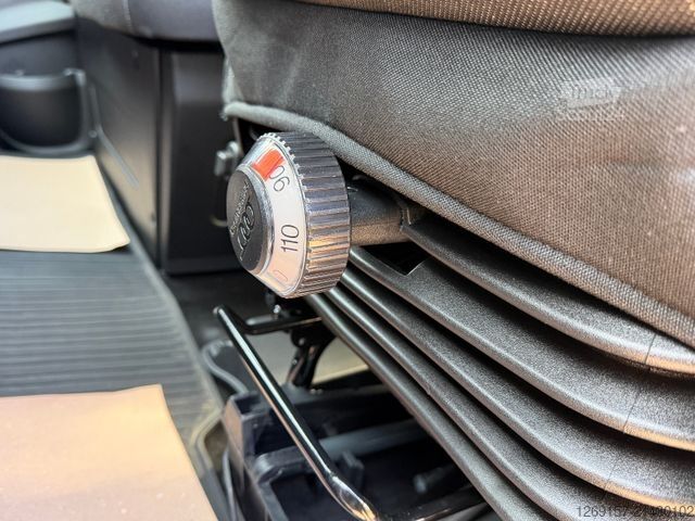 Furgão de painéis IVECO Daily 3,0L 35S180 Kasten L2H2 Automatik COC Navi