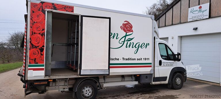 Prepravník s boxovou nadstavbou, nakladacou plošinou, chladením Peugeot Boxer