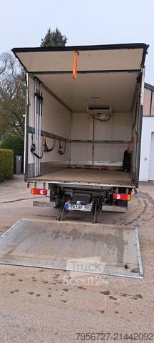 Prepravník s boxovou nadstavbou, nakladacou plošinou, chladením Peugeot Boxer