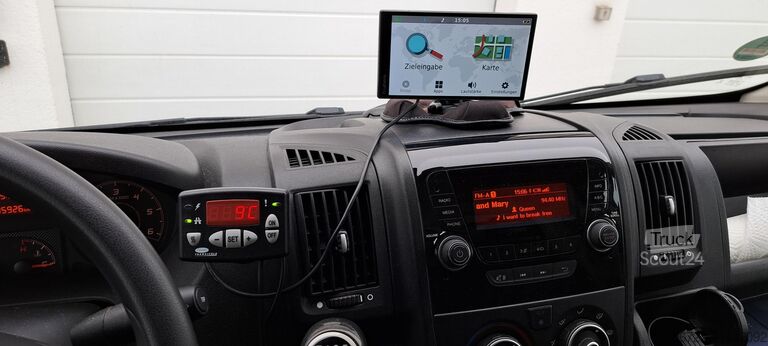 Prepravník s boxovou nadstavbou, nakladacou plošinou, chladením Peugeot Boxer