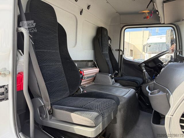 Vehicul comercial Mercedes-Benz Atego 818L Carrier Xarios600 seitli. Treppe TÜV