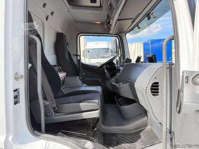 Vehicul comercial Mercedes-Benz Atego 818L Carrier Xarios600 seitli. Treppe TÜV