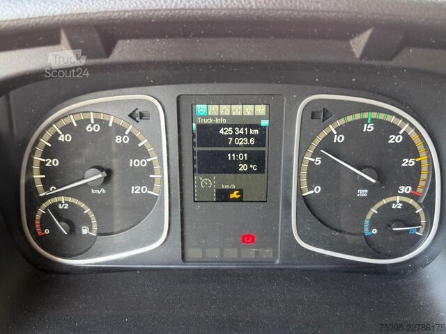 Vehicul comercial Mercedes-Benz Atego 818L Carrier Xarios600 seitli. Treppe TÜV