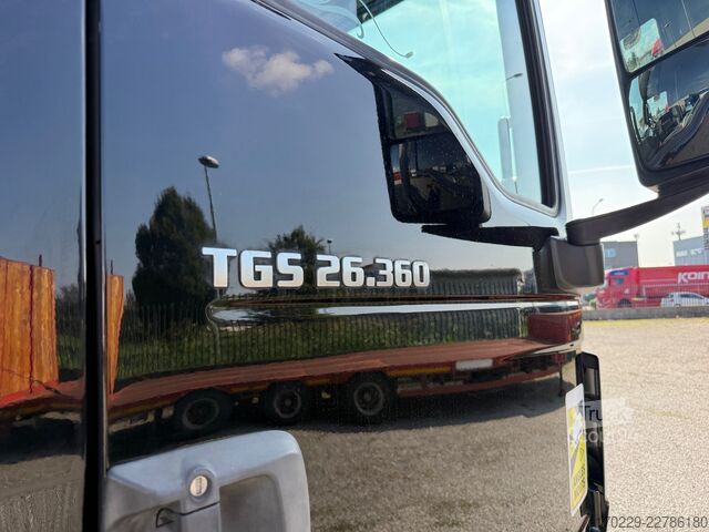 Tovorno vozilo s ravno platformo in ponjavo MAN TGS 26.360