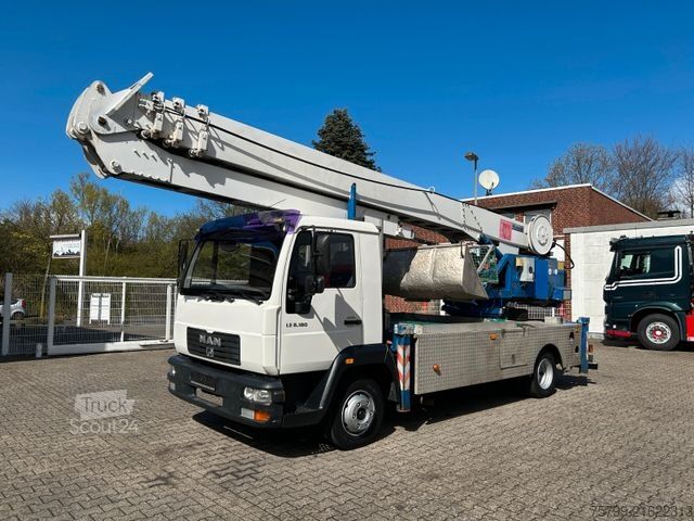 Truck-mounted crane van MAN 8.180 Dachdeckerkran Klaas Arbeitskorb 34m