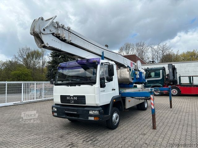 Truck-mounted crane van MAN 8.180 Dachdeckerkran Klaas Arbeitskorb 34m
