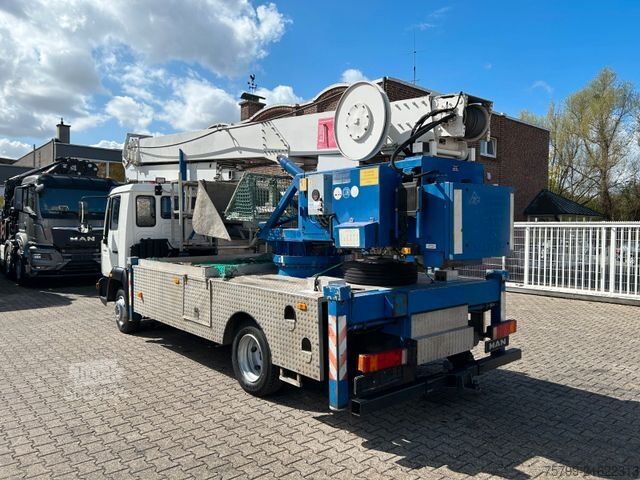 Truck-mounted crane van MAN 8.180 Dachdeckerkran Klaas Arbeitskorb 34m